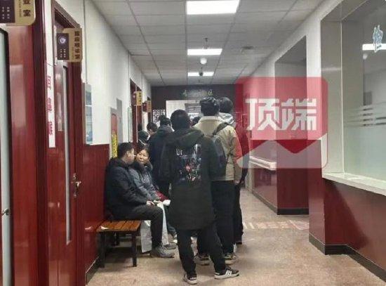 医院门诊区、挂号区都排起了长队