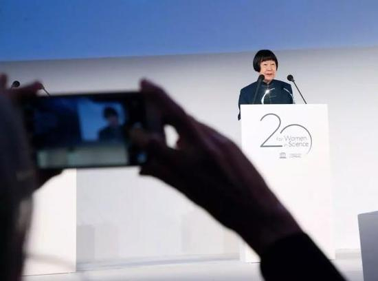 3月22日，法国巴黎，中国科学家张弥曼获颁“世界杰出女科学家奖”后致辞。视觉中国 图