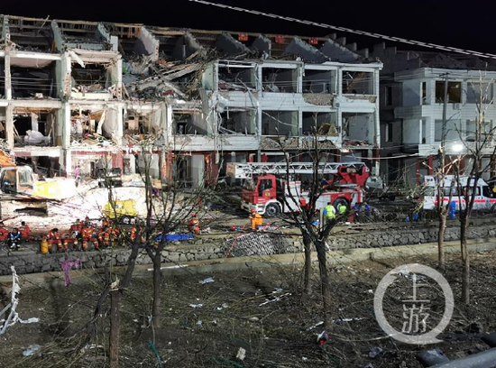 ▲6月14日凌晨，浙江温岭市，槽罐车爆炸后致现场附近民房受损严重，救援人员正在紧急救援。摄影/上游新闻记者 时婷婷