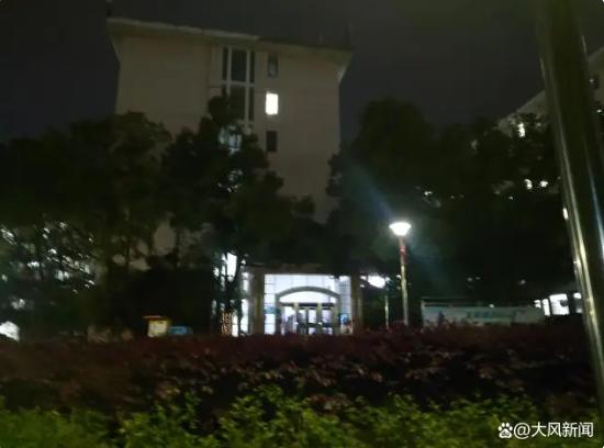 4月20日晚间，事发的湘潭大学琴湖宿舍10栋附近
