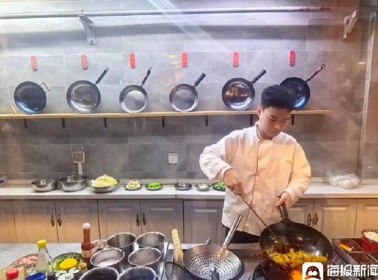 厨师正在使用章丘铁锅炒菜。