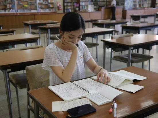 ▲7月17日，在朝鲜平壤人民大学习堂，读者在阅览室学习。