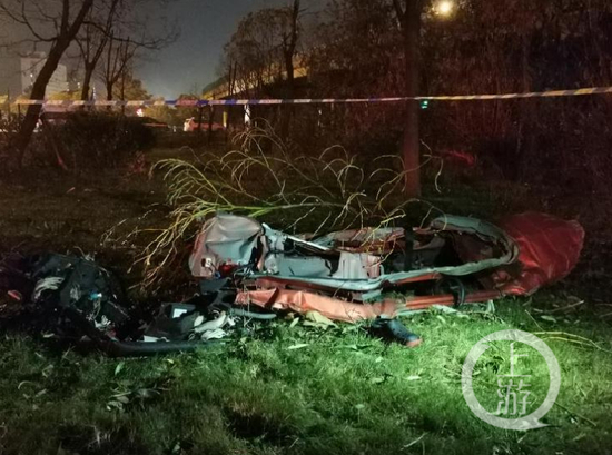 ▲6月14日凌晨，浙江温岭市，槽罐车爆炸后的车头炸落到高速路下的草坪上已完全变形，旁边有一只鞋。摄影/上游新闻记者 时婷婷&nbsp;