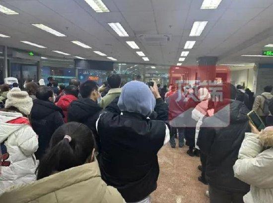 医院有上百位乘客排队