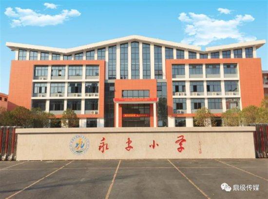常德一越野车小学门前冲撞人群伤亡不明,多部门救援,肇事司机被当场控制