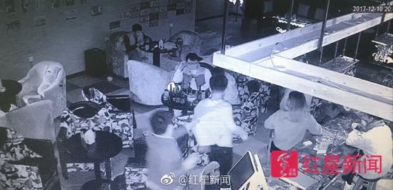 ▲李某走向王浪，身后的朋友拉着他，试图劝解&nbsp;&nbsp; 酒吧监控视频截图