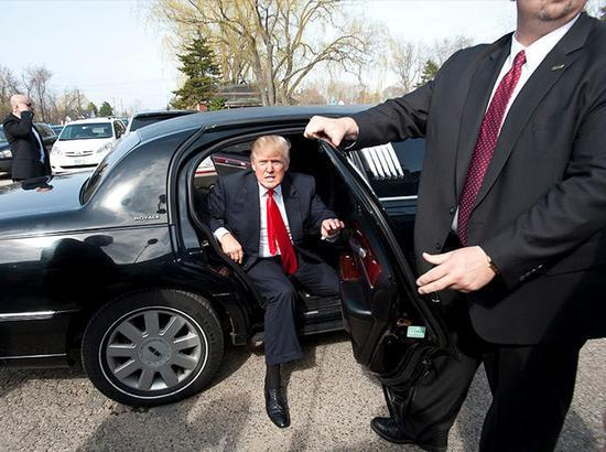 如今特朗普的坐骑由特勤人员看管 图自NBC