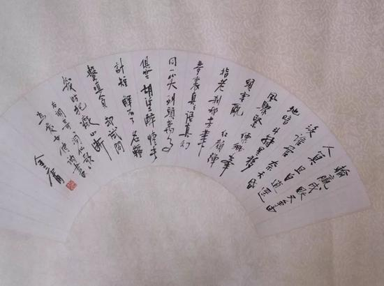 ▲金庸题写的书法扇面