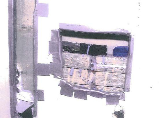 ▲警方搜查出的武器和现金