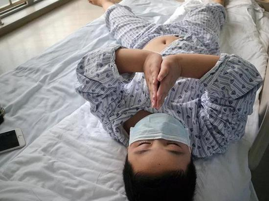 ▲&nbsp;9月9日8时许，路子宽等待手术，他双手合十，露出因为增肥产生的小肚腩。&nbsp;图片来源：新京报