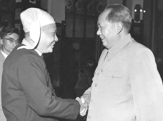 ▲1960年9月29日，毛泽东主席会见到中国访问的缅甸联邦总理吴努。