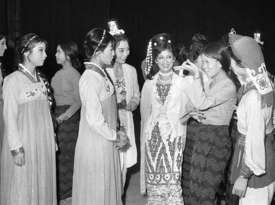 　　▲1978年7月28日，缅甸文化舞蹈音乐团在北京访问交流。图为该团演员和中国东方歌舞团演员在联欢会上亲切交谈。