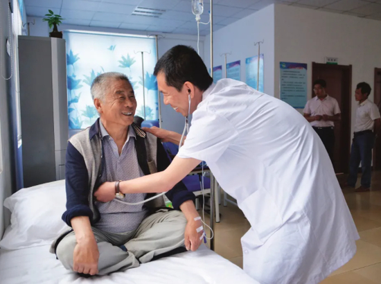 2016年6月15日，山东青岛即墨市移风店镇，道头村中心卫生室的乡村医生在为村民看病。经道头村第一书记于坤（后右二）争取，村里建起了内设诊断室、远程会诊室等功能完备的中心卫生室，服务惠及周边6个村庄。图/新华