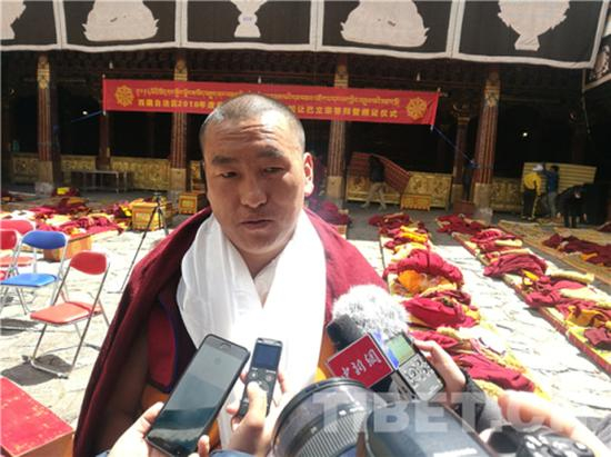 阿旺索多在答辩结束后接受记者采访