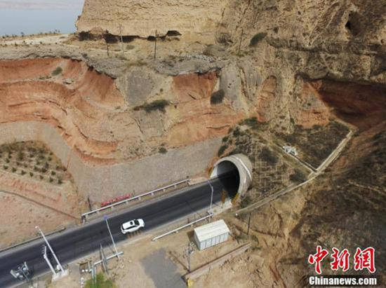 甘肃省公路交通系统正在进行“双整改”：既整改公路质量问题，也整改工作作风问题。