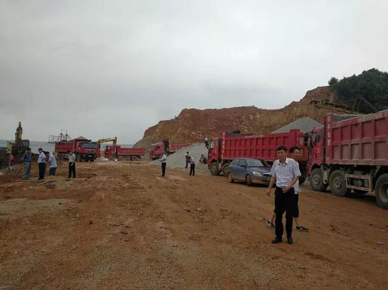 ▲正在清运矶山村填埋垃圾的现场（每经记者 李彪 摄）