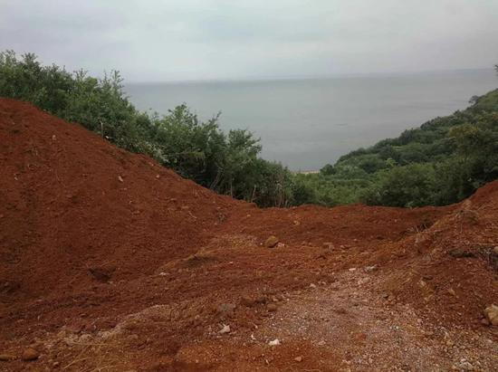 ▲2018年6月20日，已经清运完的源生环保在射山上的垃圾填埋现场。（每经记者 李彪 摄）