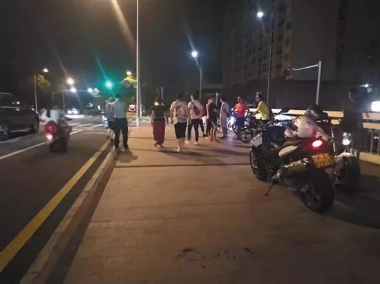 　　▲8月29日晚8时许，事发地仍可见血迹，不少过路行人驻足围观，讨论8月27日晚的砍人事件。新京报记者 吴靖 摄