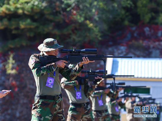 10月18日，参赛队员在多种姿势狙击课目中采用立姿进行狙击。 新华社发（安晓惠 摄）
