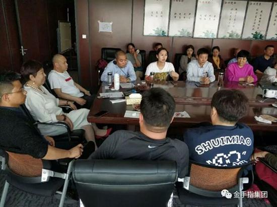 5月初，李家诚（左三）经过短暂的“派出所说明情况后”，再次回到金手指公司，与“投资人委员会”开会协商“操盘翻身”事项。左二为李贞子，韩国人，是投资人委员会的核心成员。 微信公众号@金手指集团 图