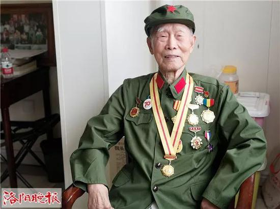 今年99岁的索良民老人