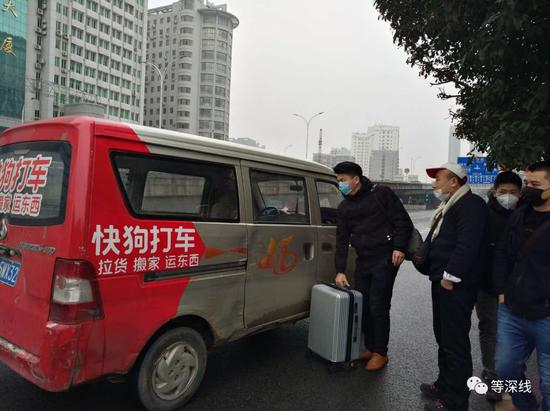 不甘被宰的乘客叫了一辆货车离站。&nbsp;《等深线》记者&nbsp;王迎春&nbsp;摄