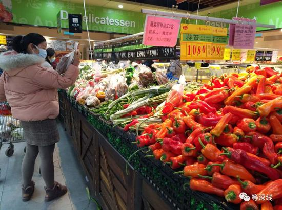 人们正在采购。图为武汉某大型连锁超市生鲜区。《等深线》记者&nbsp;王迎春&nbsp;摄