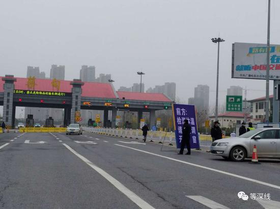 汉蔡高速进主城区入口，工作人员正在劝导车辆离开。《等深线》记者&nbsp;王迎春&nbsp;摄