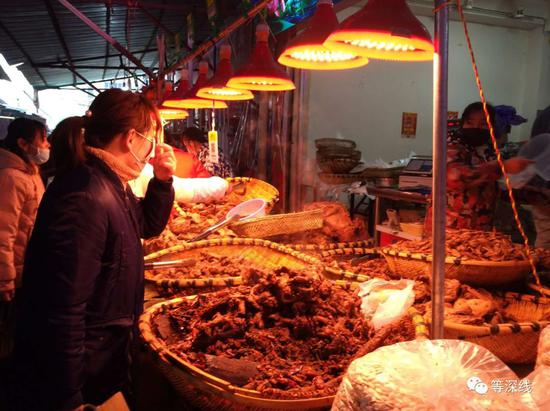 作为武汉重要的过年菜，卤菜档口仍很热闹。《等深线》记者&nbsp;王迎春&nbsp;摄