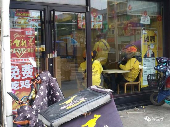 正在等待接单的外卖员 &nbsp;《等深线》记者&nbsp;王迎春&nbsp;摄