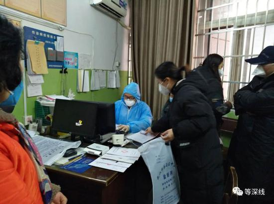 一名急诊科医生正在埋首工作 &nbsp;《等深线》记者&nbsp;王迎春&nbsp;摄