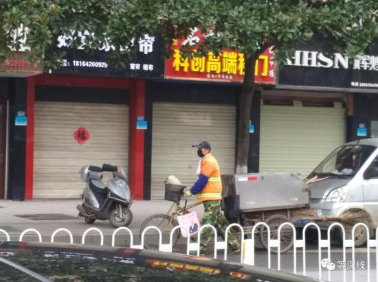 正在街面工作的环卫工人。《等深线》记者&nbsp;王迎春&nbsp;摄
