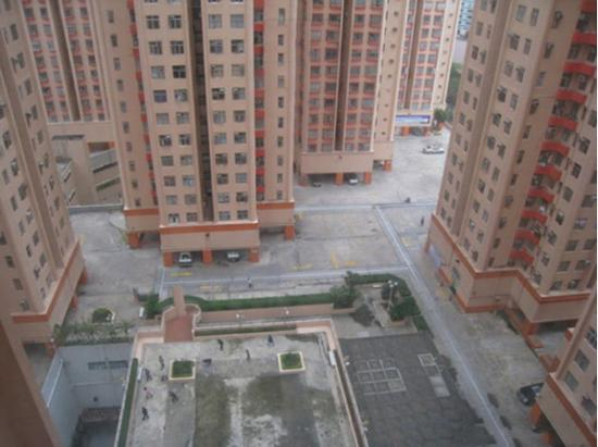 淘大花园内景。相邻两户之间天井宽度仅1.5米，进深约5米。图片来自网络。