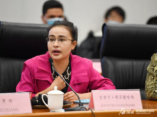 2月10日，在努尔·那买提哈热在答记者问。石榴云/新疆日报记者 王臻摄