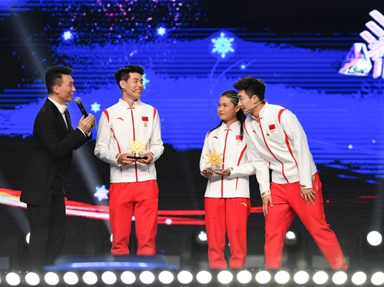 高亭宇（右一）向闫文港（左二）、荣格颁授“突破”荣誉。&nbsp; 图/新华社