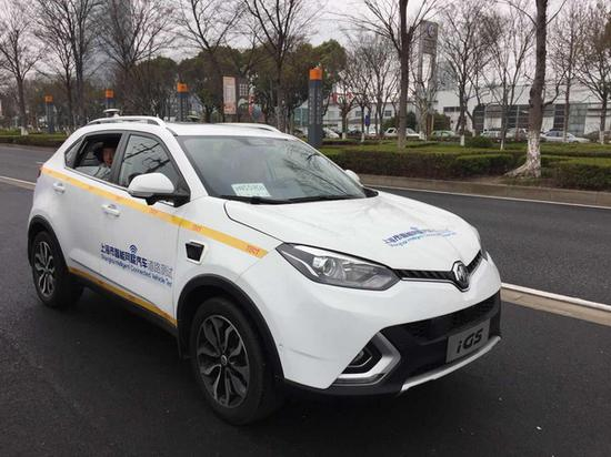 路测车辆的车窗前放着“沪N5590试”临时号牌。本文图均为 澎湃新闻记者 俞凯 图