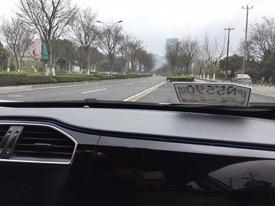 上汽集团的iGS智能网联汽车车辆行驶在博园路上。