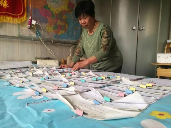 林敬福在“捯单子”。实习生王双兴&nbsp;摄