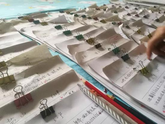 林敬福用来记录个人信息的本子，囊括67个县市两万多人的资料。&nbsp;实习生王双兴&nbsp;摄