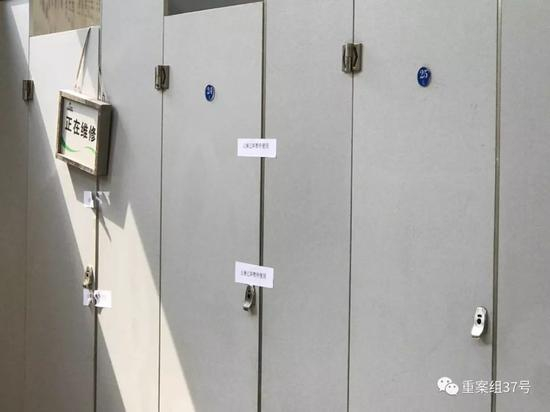 ▲黄德军脱逃厕所间（左侧）已被贴上封条，挂上“正在维修”的牌子。 受访者供图