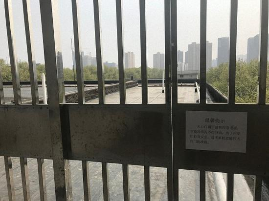 学校楼顶，事发后被关闭。 澎湃新闻记者 沈文迪 图