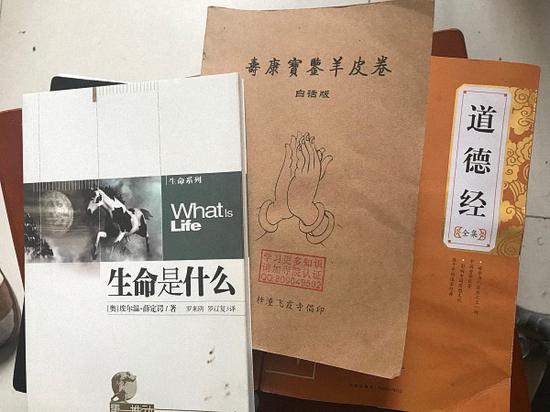 陶崇园最近阅读的书。 澎湃新闻记者 沈文迪 图