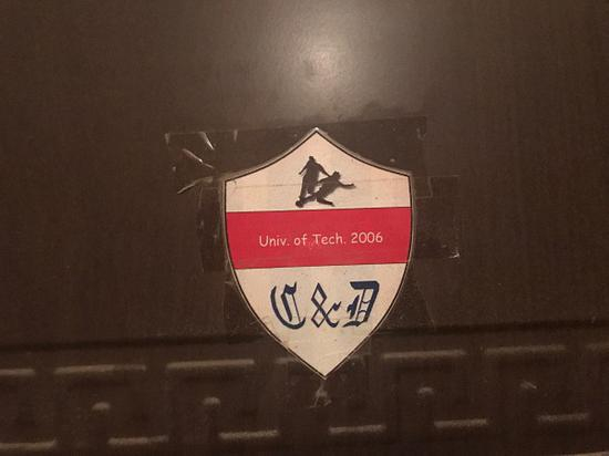 王庞家的防盗门上贴着球队的队标。 澎湃新闻记者 沈文迪 图