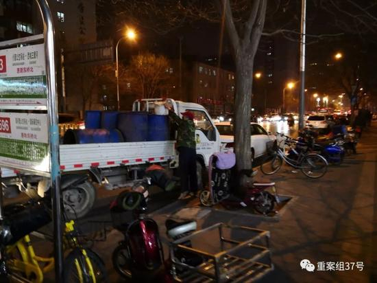 　　▲3月22日，朝阳区小营路，一辆泔水车停靠在公交站旁，拉运泔水的人从宏状元每次搬运两桶泔水倒入车内泔水桶内。 &nbsp; &nbsp;新京报记者 王飞 摄