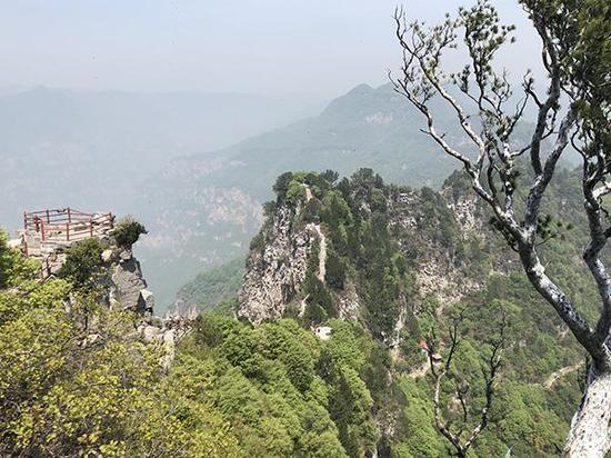 坠崖地点，就在舍身台（左）通往龙脊长城的步道旁。澎湃新闻记者 段彦超 图