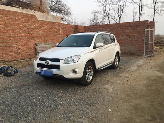 被害二儿子的车停在邻居家院子里。澎湃新闻记者于亚妮 图