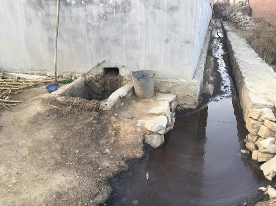 墙上有四个排粪口。澎湃新闻记者 于亚妮 图