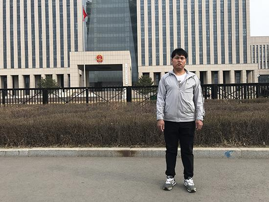 刘忠林在吉林省高院门口。澎湃新闻记者 宋蒋萱 图