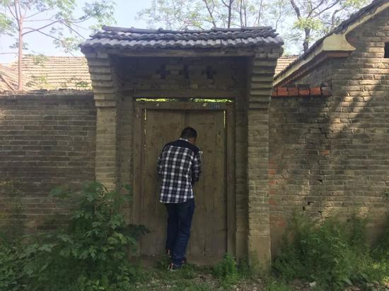 4月19日，周家华回到废弃的老房子，他正在开锁。新京报记者赵蕾&nbsp;摄