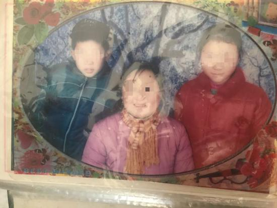 周正国的妻子和两个孩子。其中，女儿周萍15岁是在家喝农药自杀。新京报记者赵蕾&nbsp;摄